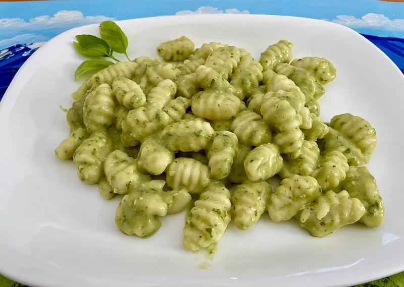 Barattoli di Sapore: Il Rito Contadino di Mettere il Sole in un Vaso